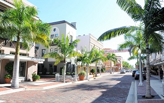 Picture showing the alley in Fort Myers Downtown with shops and restaurants