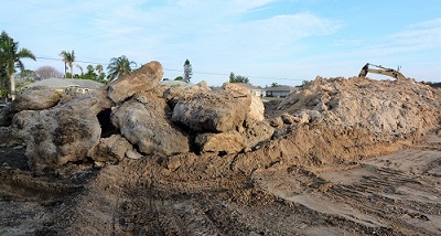 Bild von grossen Felsen, die beim Ausbaggern für die Kanalmauer aus dem Kanal geholt wurden