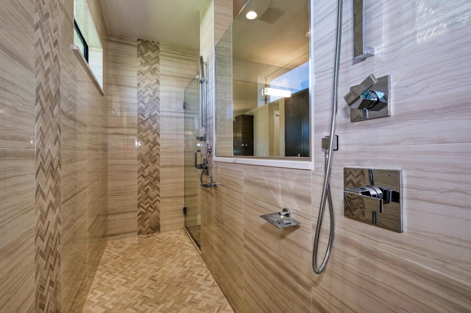 Bild der Dusche im Hauptbadezimmer des Neubaumodells Serenity