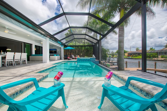 Bild des Neubaumodells Royal Palm 3 vom Pool mit Überlaufkante