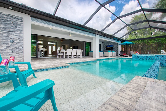 Bild des Neubaumodells Royal Palm 3 mit Blick vom Pool auf die Terrasse