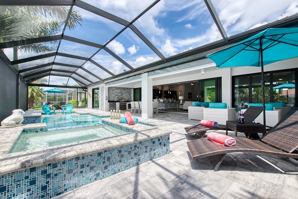 Bild des Neubaumodells Royal Palm 3 mit Blick über die Poolterrasse mit Pool