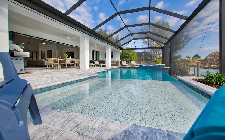 Bild des Neubaumodells Royal Palm 2 vom Swimming Pool