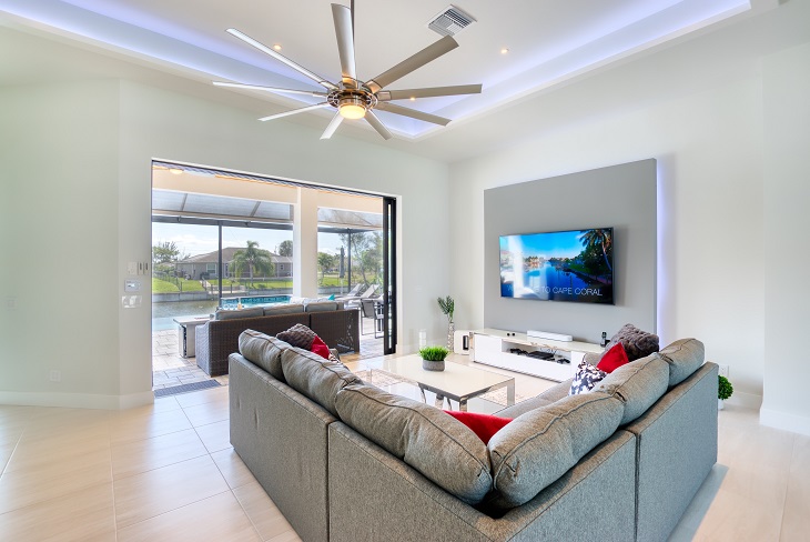 Bild des Wohnzimmerbereiches und der Fernsehwand des Modells Sunshine Paradise