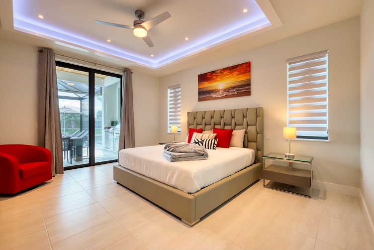 Bild des Masterschlafzimmers des Modells Sunshine Paradise mit beleuchteter Kassettendecke