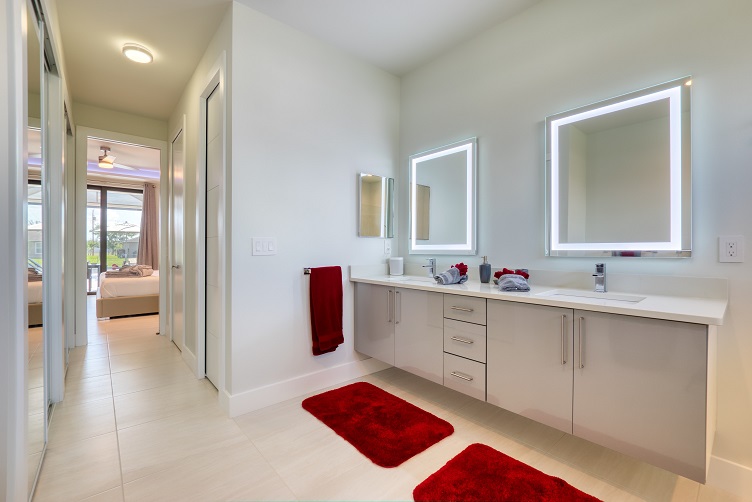 Bild des Masterbadezimmers des Modells Sunshine Paradise mit Blick auf Spiegelschrank und Gang zum Schlafzimmer