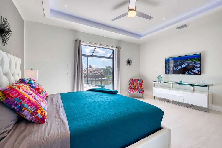 Bild des zweiten Masterschlafzimmers des Neubaus Sunshine Paradise mit Fernseher und beleuchteter Kassettendecke