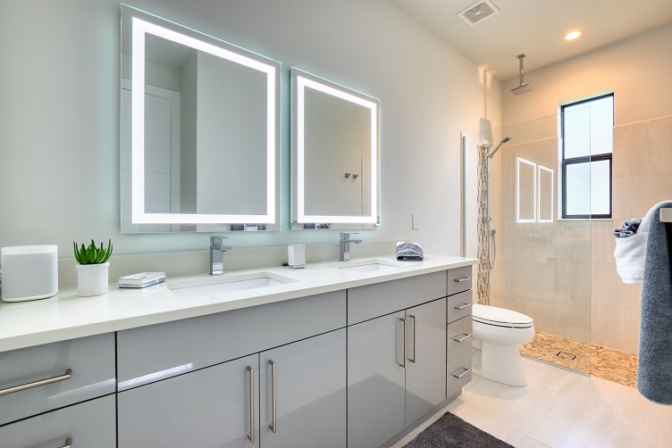 Bild des zweiten Masterbadezimmers mit Blick auf Waschbereiche und Duschkabine