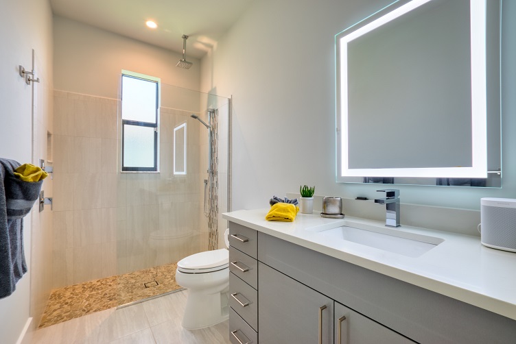 Bild des Gästebadezimmers mit Blick auf Waschtisch und Duschkabine